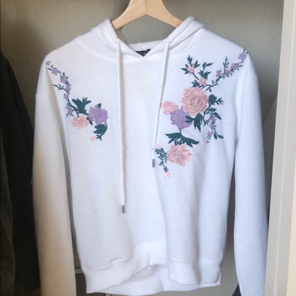 White fitted sweatshirt with floral embroidery